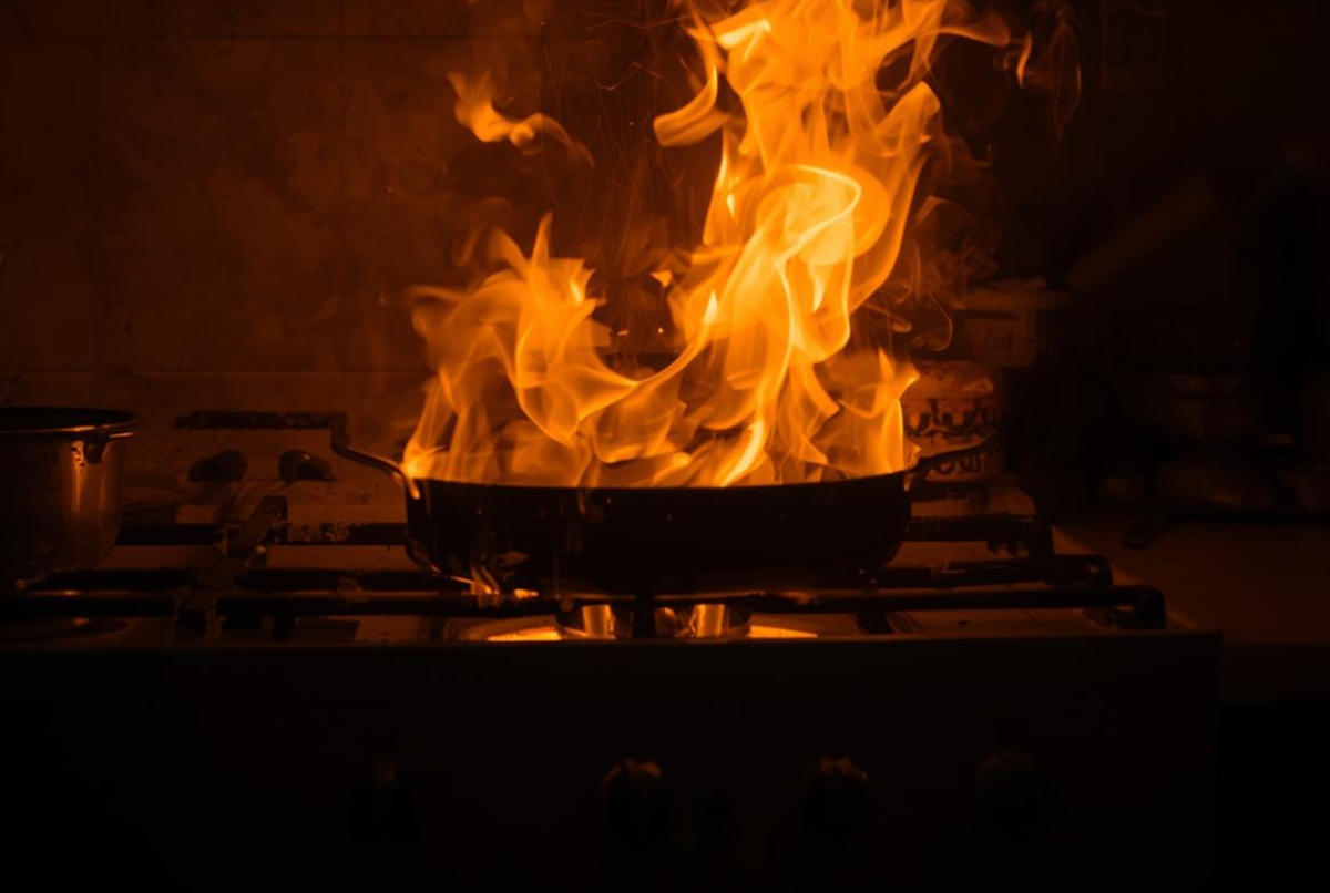 Does an air purifier help with burnt food smell? Learn how HEPA and carbon filtration eliminate odors.